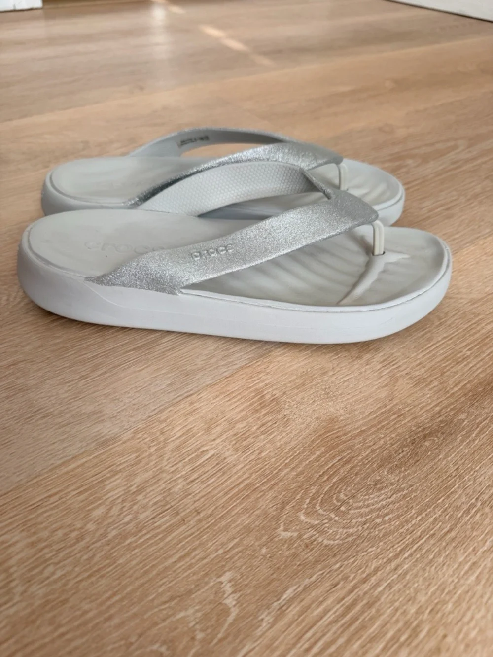 Crocs Getaway Glitter Flip Flops Women’s 9 Gray Platform Sandals - Picture 6 of 9